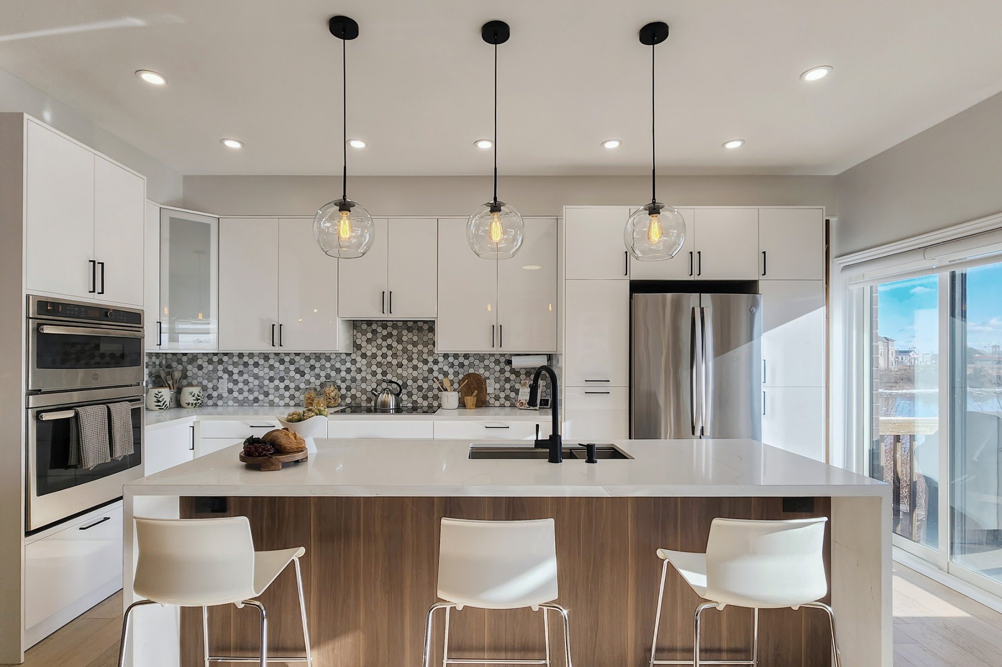 Vacant staging — kitchen island Oakville